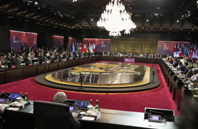 G20-ryhmän kokoukseen osallistujia kokoustilassa.