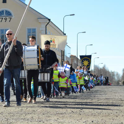 Parad för Finland 100 år i Jakobstad.
