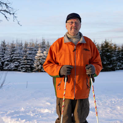 Kalle Alatalo entisellä metsätilallaan Tervolassa.