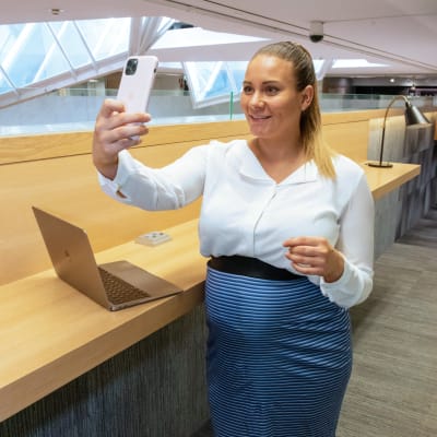 Emmi Lehtomaa ottaa omakuvaa.
