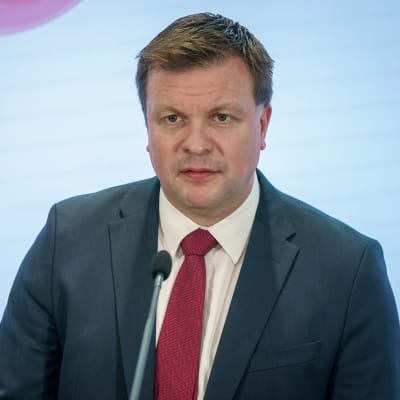 Ville Skinnari framför en mikrofon.