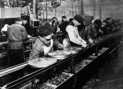 Arbetare vid det löpande bandet på en Ford-fabrik i början av 1900-talet.