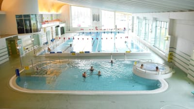 Översiktsbild över en simhall med tre bassänger och en bubbelpool.