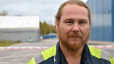 Jonas Gustafsson utanför SSAB:s fabrik i Lappvik i Hangö. 
