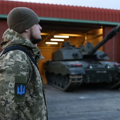 Britannian armeijan jäsenet kouluttavat Ukrainan asevoimien panssarivaunujen miehistöä käyttämään Challenger 2 -panssarivaunua.