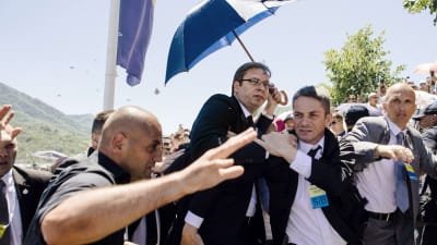 Serbiens premiärministern Aleksandar Vučić deltog på 20-årsceremonin efter Srebrenica. dVučić tvingades lämna minnesceremonin eftersom folk kastade stenar och flaskor mot honom.