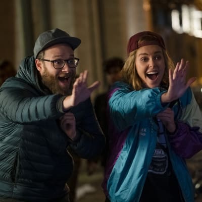 Fred (Seth Rogen) och Charlotte (Charlize Theron) spexar på gatan.