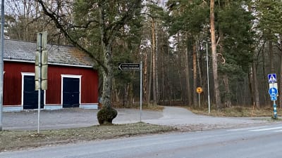 En gång- och cykelväg som löper mellan Raseborgsvägen och Björknäsgatan i Ekenäs vid Gamla gravgården.