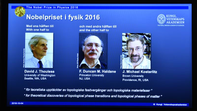 David Thouless, Duncan Haldane och Michael Kosterlitz fick nobelpriset i fysik 2016.
