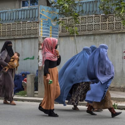 Afganistanilaiset naiset yllään siniset burkat Kabulin kaduilla. Afganistan. 21.7.2022