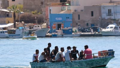 Migranter i en liten båt som anlände till Lampedusa på onsdagen. Lampedusa är en av de Pelagiska öarna. Den italienska ögruppen ligger mellan Tunisien och Sicilien.