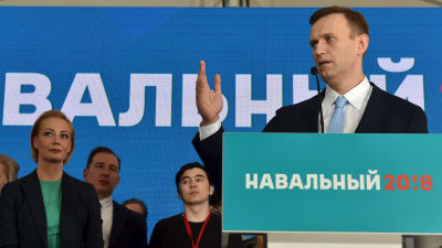 Aleksej Navalnyj håller tal inför sina anhängare på ett kampanjmöte i Moskva 24.12.2017.