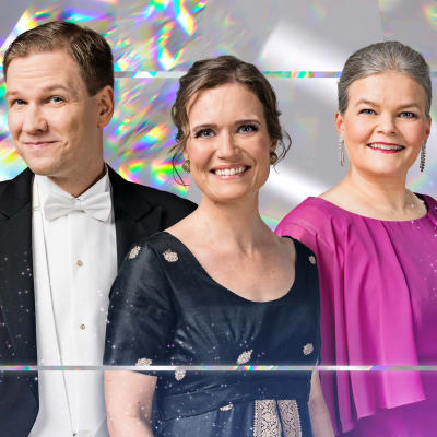 Jonas Blomqvist, Matilda Gyllenberg och Silja Sahlgren-Fodstad i festkläder ler och tittar in i kameran. Runt dem en silvrig ram.