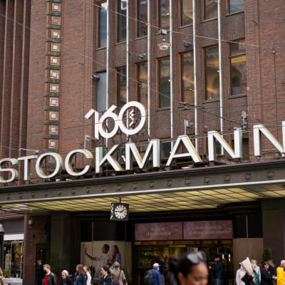 Ingången till Stockmanns varuhus i Helsingfors i hörnet av Alexandersgatan och Mannerheimvägen.