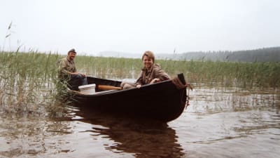 Karin Pennanes pappa Jukka Pennanen och mamma Agneta Hobin i en träbåt på Puruvesi