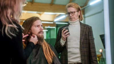 Steffe (Joanna Wingren) sitter och blir sminkad medan Micke (Sonja Ahlfors) står bredvid och väntar.