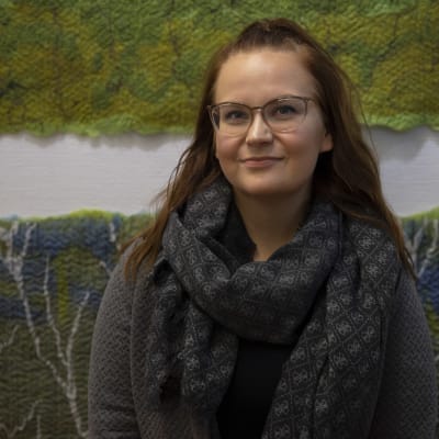 Hanna Nurmi poseeraa kameralle Kuusankoskitalon näyttelytilassa