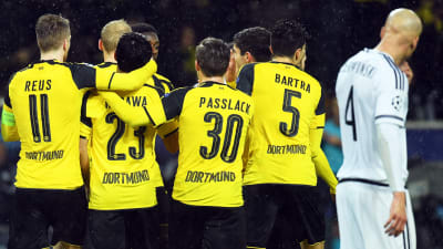 Borussia Dortmunds spelare jublar över ett av lagets 8 (!) mål mot Legia Warszawa.