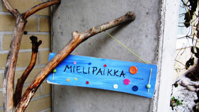 Namnskylten för Mielipaikka i Borgå.