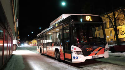 Wasa Citybus buss står parkerad utanför Rewell Center i Vasa en januarikväll. 