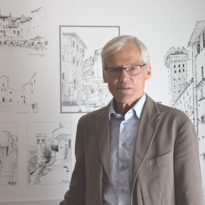 Eric framför sin konst.