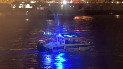 Polisbåt letar efter överlevande efter båtolycka i Budapest.
