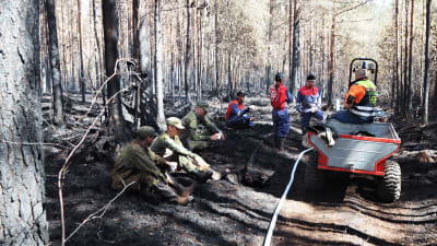 Sammutusryhmä tauolle metsäpalon sammutuksen yhteydessä.