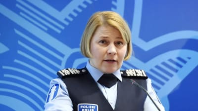 Direktör Sanna Heikinheimo vid Polisstyrelsen på presskonferens om avslagna asylansökningar mars 2018.