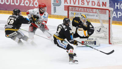 Sports Janne Keränen försöker få hål på Kärpäts målvakt Patrik Rybar.