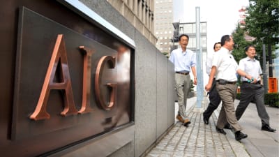 Anställda utanför AIG:s huvudkontor i Japan
