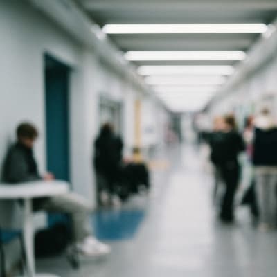 Anonyymi koulun käytävä epätarkkana.