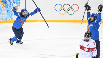 Jenni Hiirikoski hoppas föra Finlands hockeydamer till VM-medalj.
