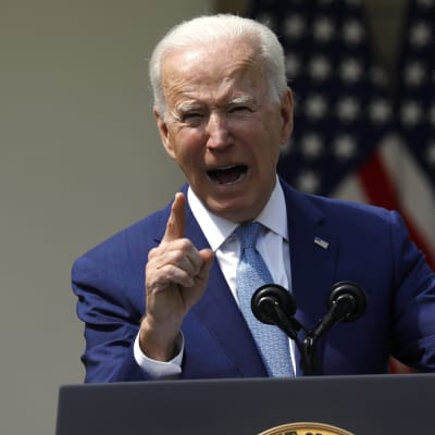 Yhdysvaltojen presidentti Joe Biden puhui Valkoisen talon puutarhassa.