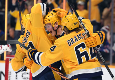 Filip Forsberg och Mikael Granlund gratulerar Juuso Pärssinen.