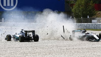 Nico Rosberg och Lewis Hamilton krockar.