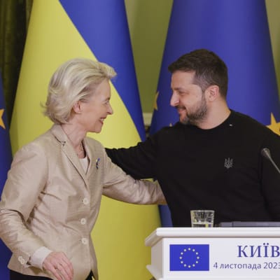 EU:s kommissionsordförande Ursula von der Leyen och Ukrainas president Volodymyr Zelenskyj under en presskonferens i Kiev