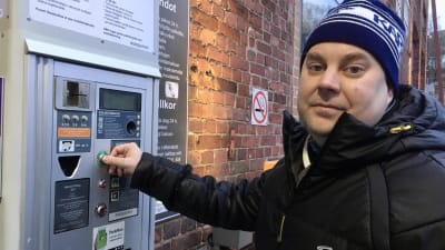 Joona Haarala vid parkeringsautomaten.
