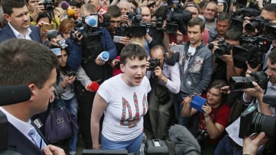 Nadija Savtjenko omgiven av journalister på flygplatsen i Kiev 25.5.2016
