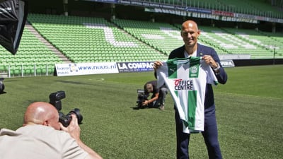 Arjen Robben håller i Groningentröjan för kameramän.