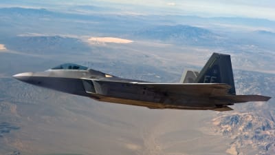 Ett F-22 Raptor-jaktplan med Area 51 i bakgrunden.