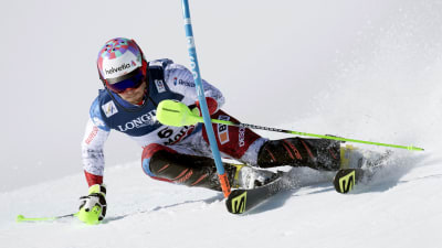 Slalomåkaren Luca Aerni rundar ett märke i slalombacken.