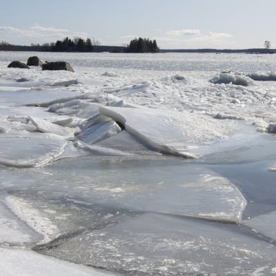 Jäitä kasaantuneina