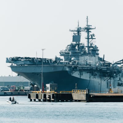 Det amerikanska krigsfartyget USS Kearsarge vid Ärtholmens strand. 