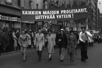 Arbetarnas valborgsmarsch 1972. Sex personer i förgrunden går med en banderoll.