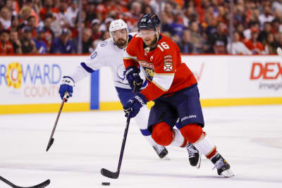 Aleksander Barkov spelar ishockey.