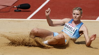 Kristiina Mäkelä landar i sandgropen.