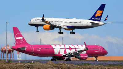 Wow Airs och Icelandairs flygplan på Keflavíks flygplats.