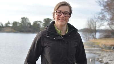 Joanna Norkko står på brygga. Hav  och holmar i bakgrunden.