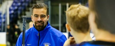 Jussi Ahokas tränar Finlands herrjuniorlandslag i ishockey.