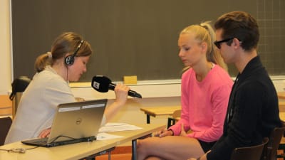 Isabella Bäckström och Frans Mäkelä intervjuas av Marie Söderman